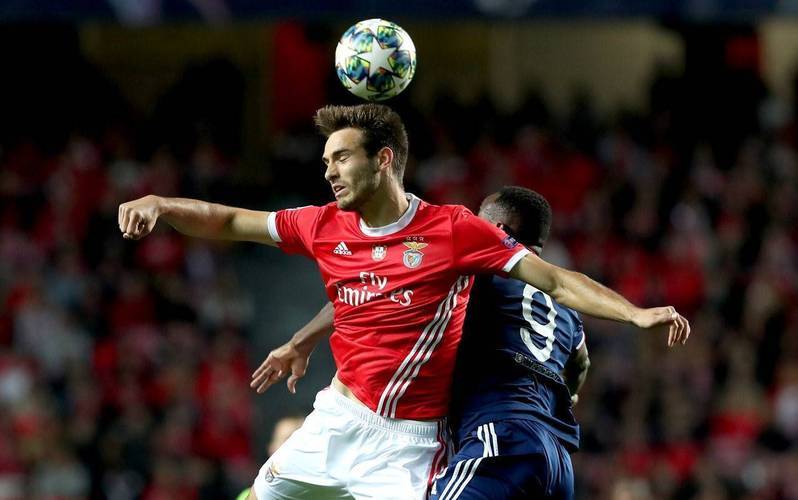 包含荷甲加时末段再迎强敌，上海海港止住颓势，主帅态度——压力陡增，轮换策略成焦点的词条