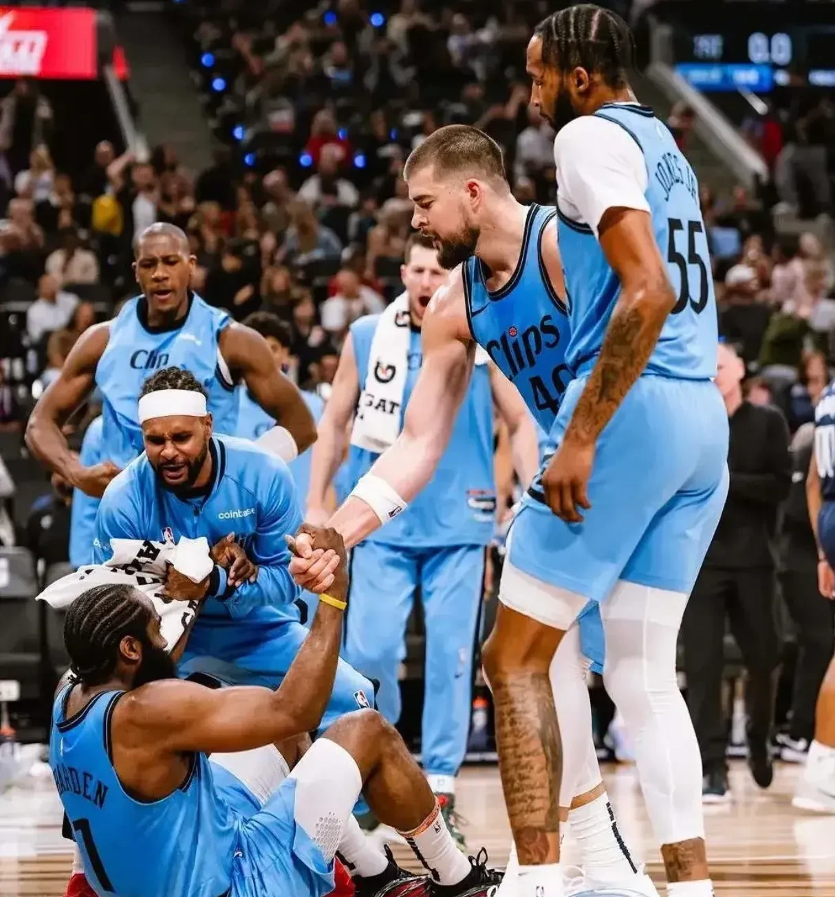 风云突变！洛杉矶快船赛前队长鼓劲，德国杯版图或变，气氛紧张，轮换策略成焦点的简单介绍